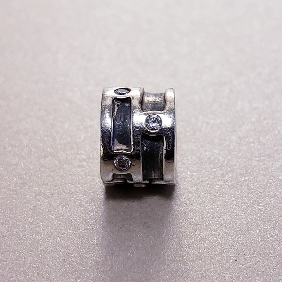 Pandora Jewelry - Authentic Pandora Retired Clip #790291cz